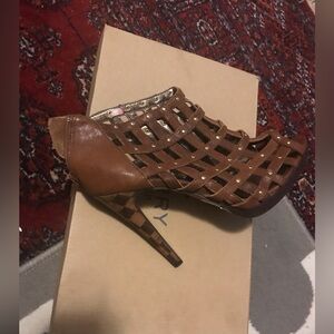 Pretty woven side brown heel